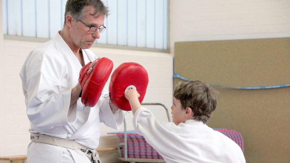 Karate-Trainer Holger von Stuckrad bringt dem Nachwuchs die richtige Schlagtechnik bei. Foto: Ferber