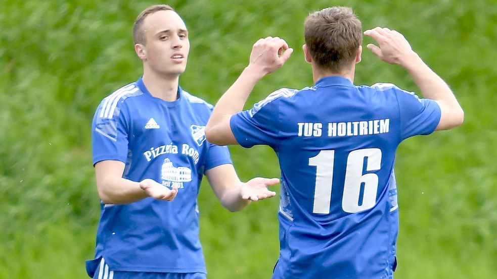 Thorsten Lettau (Nummer 16) wurde auch Sonntag wieder für ein Tor gefeiert (links Pascal Boden). Foto: Doden/Blomberg