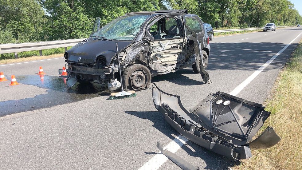 Nach dem Unfall wurde die Straße für die Rettungsarbeiten und die Unfallaufnahme gesperrt. Foto: Fäustel