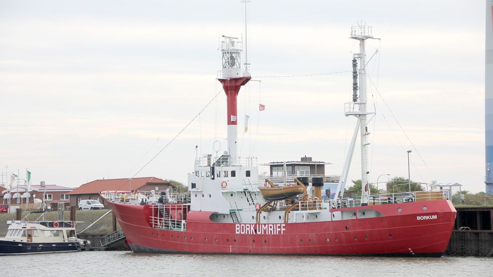 Die „Borkumriff“ gilt als Botschafterin der Insel. Sie bewahrte als schwimmender Leuchtturm bis Ende der 1980er Jahre auf ihrer Position rund 30 Kilometer von Borkum entfernt Schiffe davor, in dem als Schiffsfriedhof berüchtigten Seegebiet zu verunglücken. Foto: Ferber