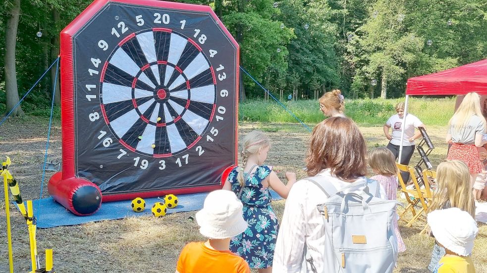 Am Stand der Ostfriesische Beschäftigungs- und Wohnstätten GmbH (OBW) kann man Soccerdart ausprobieren. Foto: Bothe