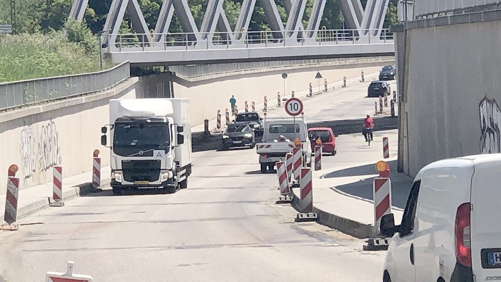 Derzeit kann die Trogstrecke in Emden teilweise nur mit Tempo 10 passiert werden. Foto: H. Müller