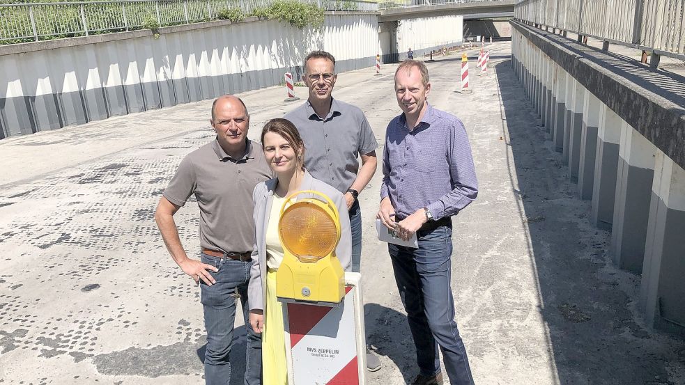 Sie blicken mit etwas mehr Zuversicht auf die weitere Sanierung der Trogstrecke: (von links) BEE-Chef Nils Andersson, Stadtbaurätin Irina Krantz, Hinrich Post von der Straßenverkehrsbehörde und Wolfgang Fecht vom BEE. Foto: H. Müller