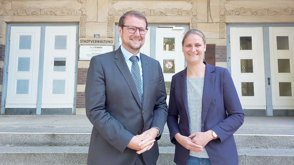 Martje Merten (hier mit Oberbürgermeister Tim Kruithoff) erklimmt die Karriereleiter weiter: Zum 1. Juli wird sie Geschäftsführerin der Wirtschaftsförderung und Stadtmarketing der Stadt Emden GmbH. Foto: Hanssen