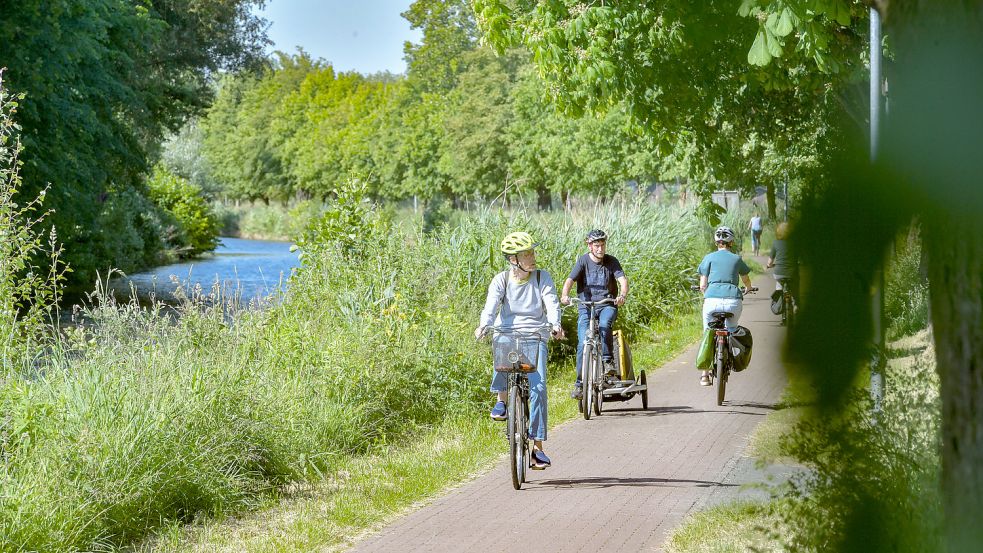 Vor Monaten wurden die Bänke entfernt, jetzt sollen die Bauarbeiten am Rad- und Wanderweg am Ems-Jade-Kanal losgehen. Foto: Ortgies