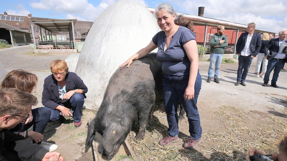 Nadja Poppen mit Graf Bobby von Sonnenschein, dem Instagram-Star des Hofes. Foto: Böning