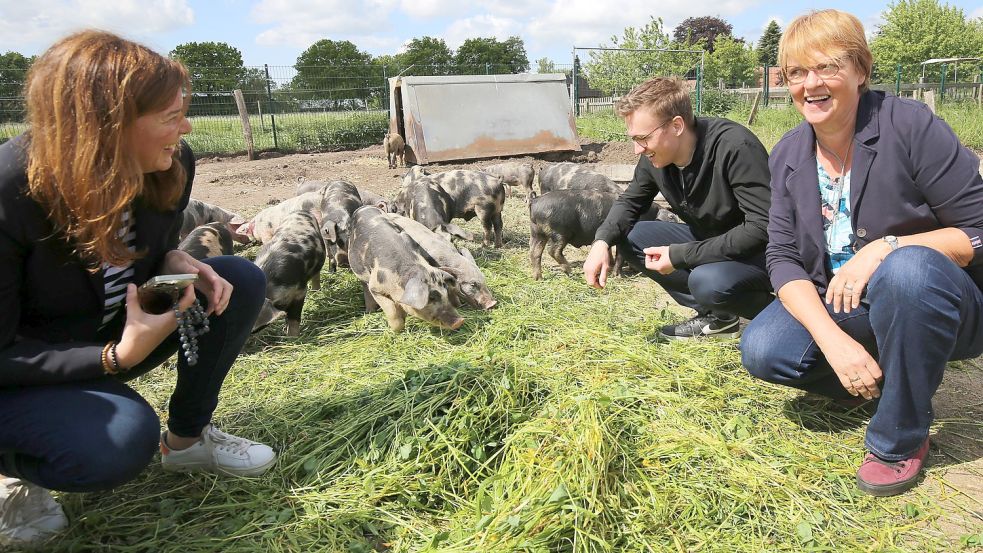 Ein Termin mit Spaß-Faktor, trotz des ernsten Hintergrunds: die Bundestagsmitglieder Dr. Ophelia Nick (von links) und Julian Pahlke mit der Vizepräsidentin des Niedersächsischen Landtags, Meta Janssen-Kucz. Alle sind von den Grünen. Foto: Böning