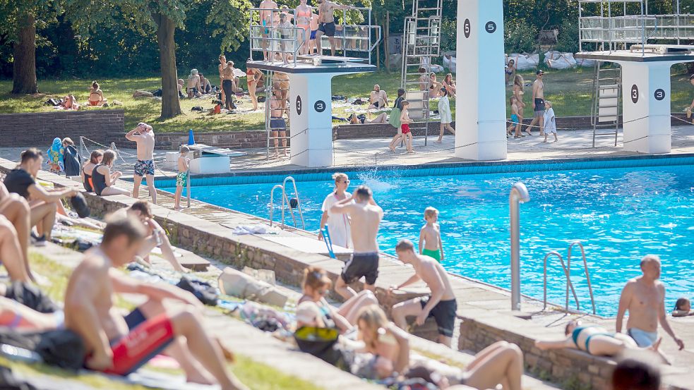 Abkühlung findet man bei sommerlichen Temperaturen im Freibad. Foto: Georg Wendt/dpa