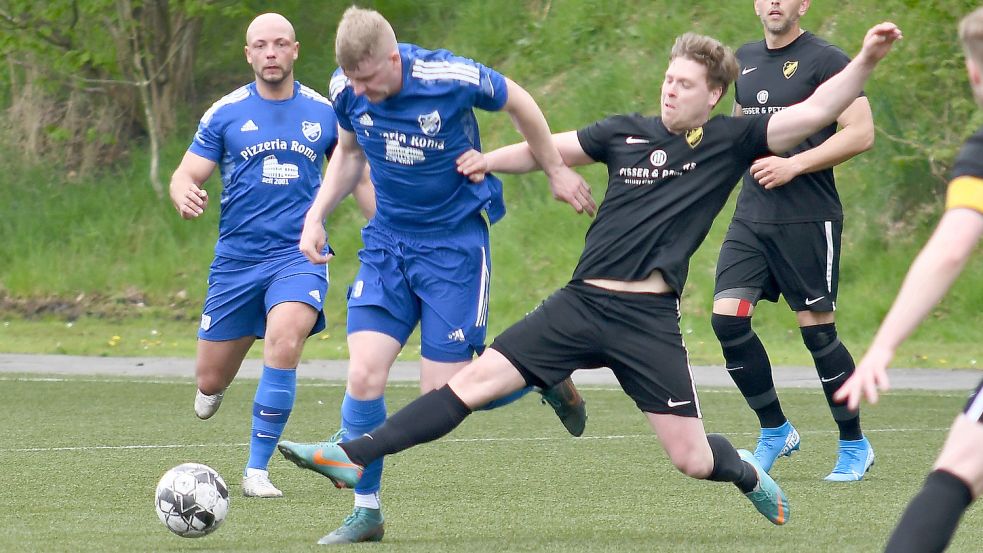 Folgt der TuS Holtriem (blaues Trikot) dem TuS Hinte in die Bezirksliga? Foto: Doden/Blomberg