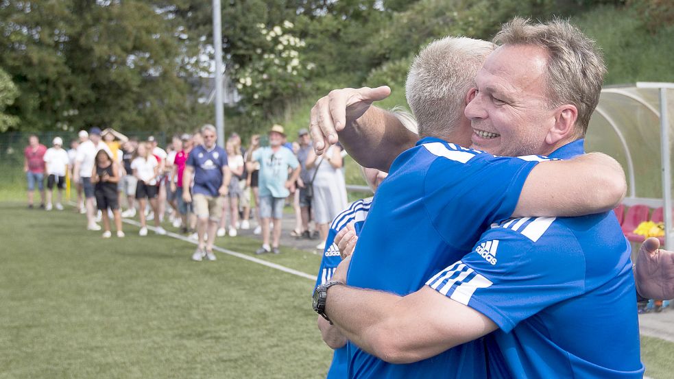 Stolz und erleichtert war SV-Trainer Uwe Welzel nach seinem letzten Spiel. Foto: Doden/Emden