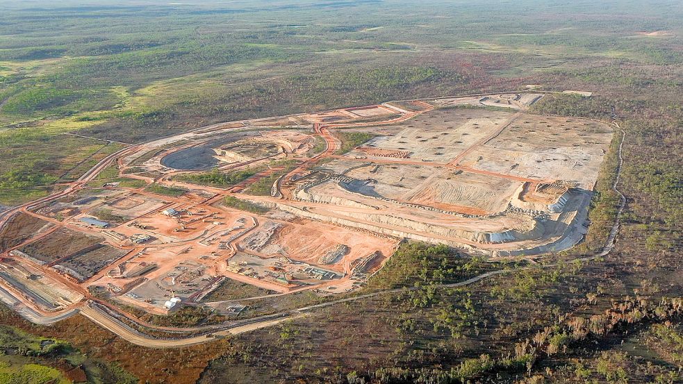 Eine Luftaufnahme der Lithiummine Finniss von Core Lithium im Northern Territory, Australien. Lithium ist einer der zentralen Rohstoffe für die Produktion von Batteriezellen. Foto: dpa/AAP/Fleet Space Technologies