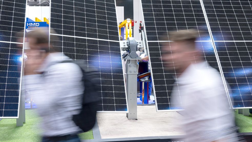 Solarmodule sind auf der Messe Intersolar am Messestand der Firma Clenergy zu sehen. Foto: Sven Hoppe/dpa