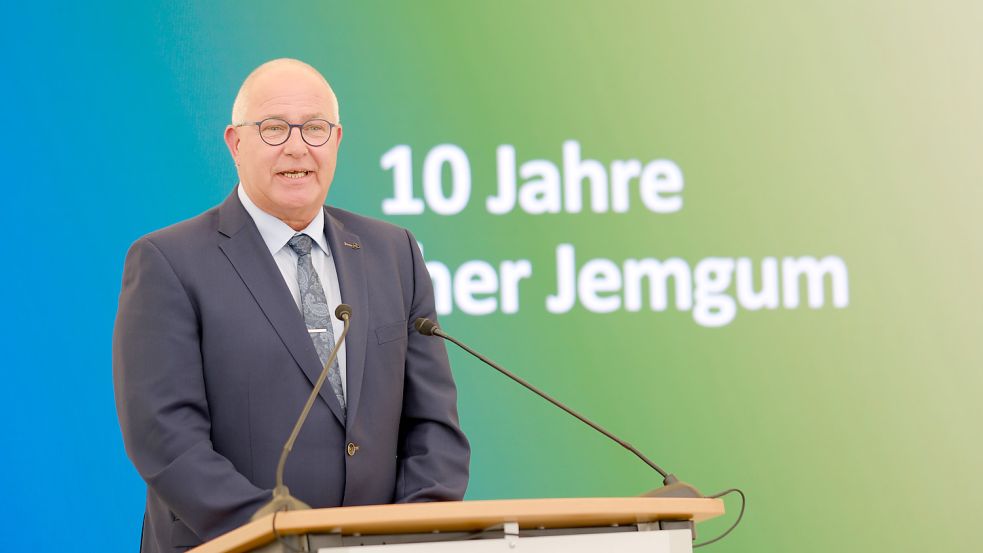 Jemgums Bürgermeister Hans-Peter Heikens hielt eine Rede. Foto: Markus Hibbeler/Astora