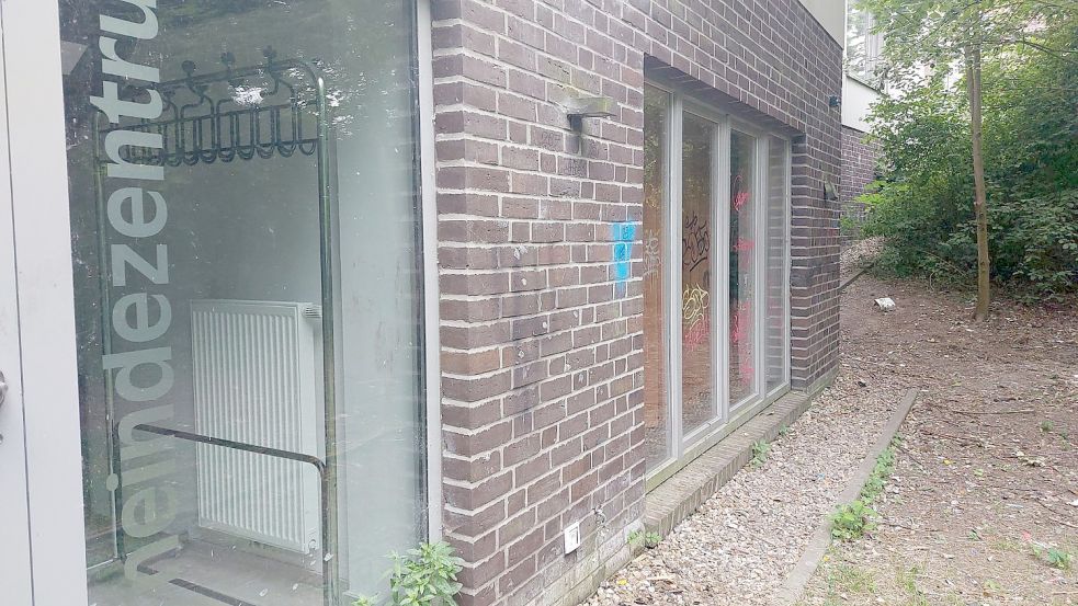 Die Scheiben sind beschmiert. Bislang hat die Gemeinde das nicht reinigen lassen, weil fast jede Nacht in dem Bereich Party gemacht wird und neue Graffitis auftauchen könnten. Foto: Hanssen