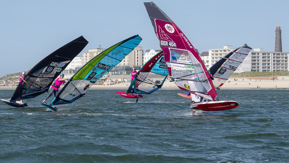 Windsurf-Action vor dem Borkumer Strand-Panorama: Rund 40 Starter aus 14 Nationen hatten sich laut Veranstalter für die Regatta angemeldet. Foto: Henning von Jagow/Hanok Up Nor