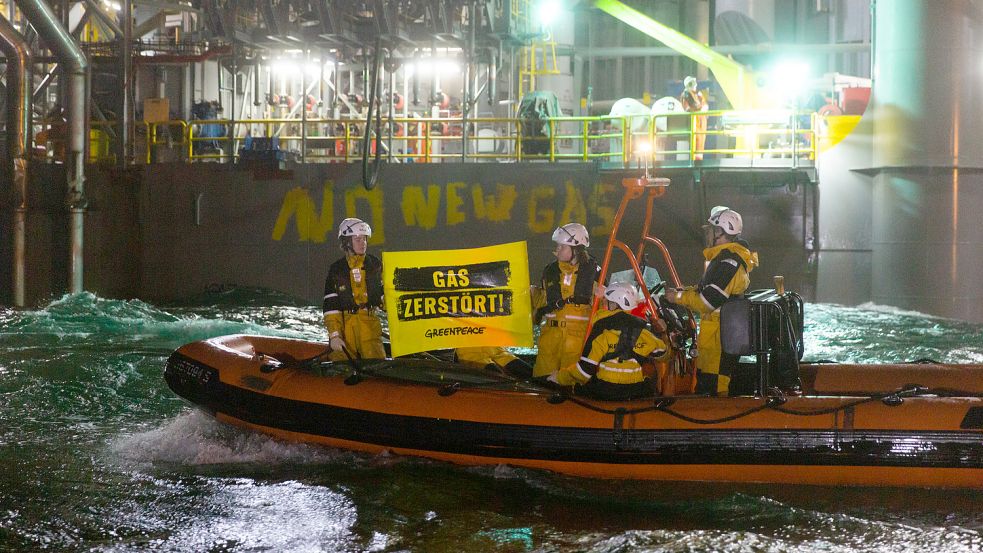 Greenpeace-Aktivisten haben bei ihrer nächtlichen Protestaktion der Plattform Valaris 123 einen Besuch abgestattet. Foto: Lucas Wahl/Greenpeace