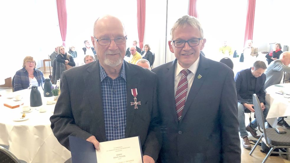 Olaf Meinen überreichte das Niedersächsische Verdienstkreuz am Bande an Erwin Wenzel. Foto: Oltmanns