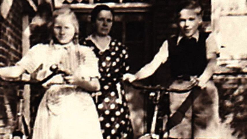 Eines der wenigen Bilder, das aus der Zeit in Spols noch existiert. Das Foto zeigt Manfred Kinder (rechts) mit Schwester Elfriede und der Mutter.