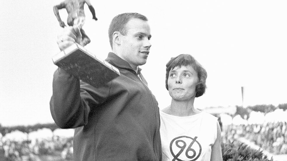 1965 bekam Manfred Kinder bei der DM in Duisburg von Erika Frisch (rechts) den Rudolf-Harbig-Preis – der bedeutendste Preis der deutschen Leichtathletik – überreicht.