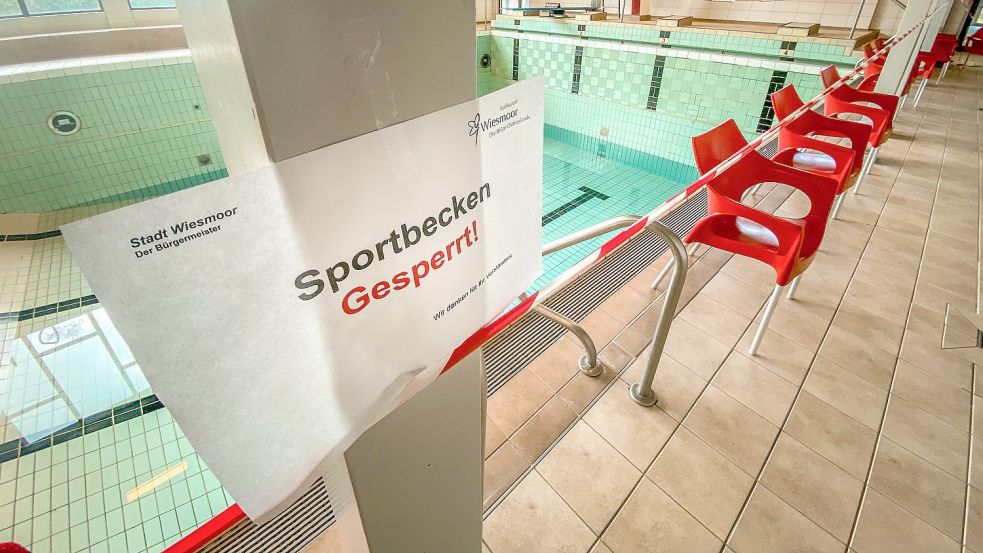 Von Ende März bis Mai war das Sportbecken des Hallenbads bereits gesperrt wegen eines technischen Defekts. Seinerzeit musste auch das komplette Wasser abgelassen werden. Fotos: Archiv/Cordsen