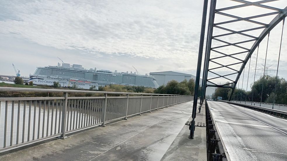 Die Aussicht von der Ems-Brücke bei der Meyer-Werft kann sich sehen lassen. Derzeit oft länger als sonst. Foto: Vogt