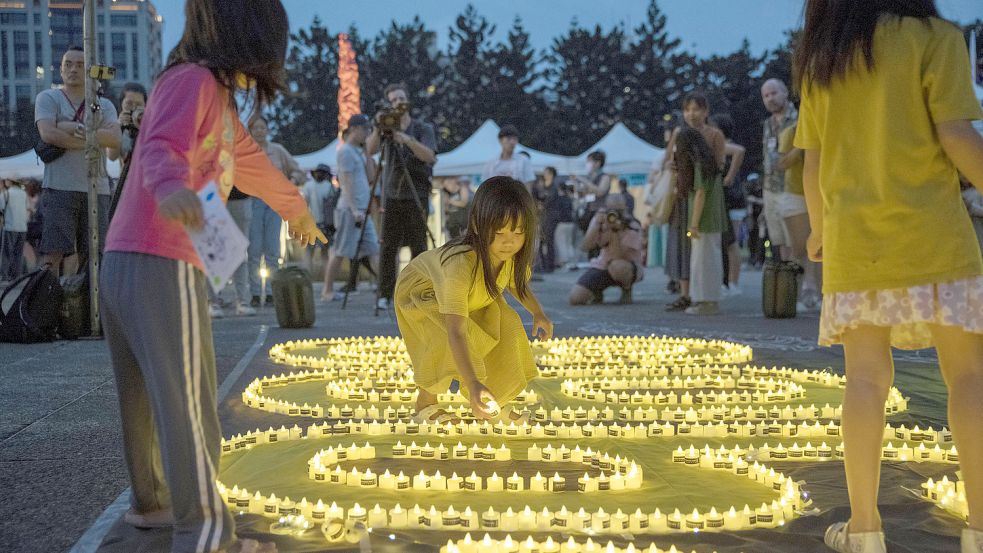 Kinder während einer Gedenkveranstaltung zum Jahrestag der blutigen Niederschlagung der Pro-Demokratie-Proteste auf dem Platz des Himmlischen Friedens in Taiwan. Seit langem wird kritisiert, dass die taiwanesische Gesellschaft kaum kinderfreundlich sei. Foto: imago images/Zuma Wire/Brennan O Connor