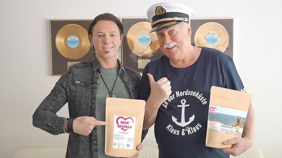 Da ist Musik drin: Müsli-Mixer Steve Kocsis (links) und Kultsänger Klaus Baumgart präsentieren das Nordseeküsten-Müsli. Foto: Privat