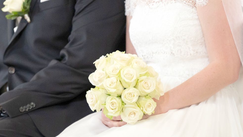 Bevor sich das Paar das Ja-Wort bei der Hochzeit gibt, kommt der JGA. Und da kann man einiges erleben. Foto: Silas Stein/dpa