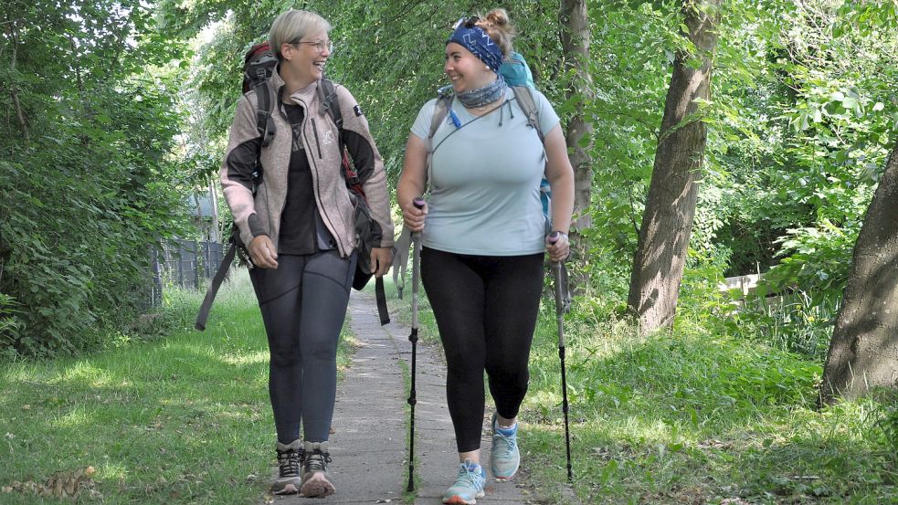 Zusammen legen Jaquelina Lubina (rechts) und Jasmin Schwannecke 90 Kilometer zu Fuß in fünf Tagen zurück. Der Weg ist das Ziel. Und möglichst viele, gute Gespräche über die Gefahren von Feuerkrebs. Foto: Ullrich