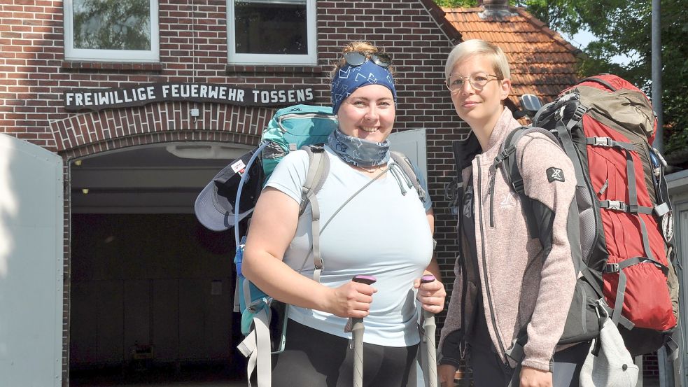 Eines ihrer Etappenziele war Tossens. Dort haben die Frauen auf Feldbetten übernachtet. "Das kennen wir vom Zeltlager", versichert Jasmin Schwannecke (rechts). Jaqueline Lubina stellt nur drei Bedingungen an die Feuerwehren, die sie besucht: "Feldbetten, Dusche, Strom." Foto: Ullrich