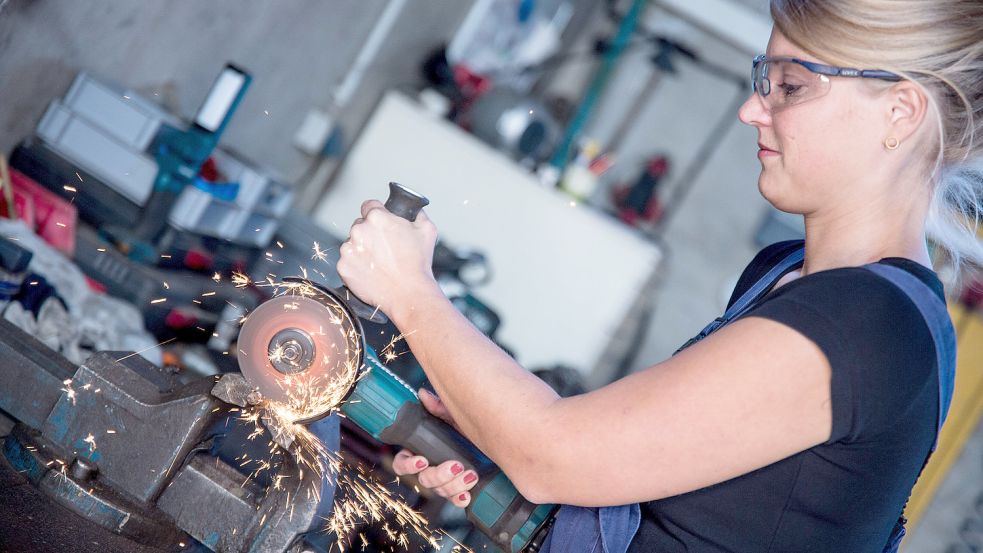 Energiewende, Klimaschutz, Digitalisierung, Wohnungsbau, Modernisierung der Infrastruktur: Ohne Handwerkerinnen und Handwerker wird das nichts. Foto: Imago Images/Fotostand/K.Schmitt