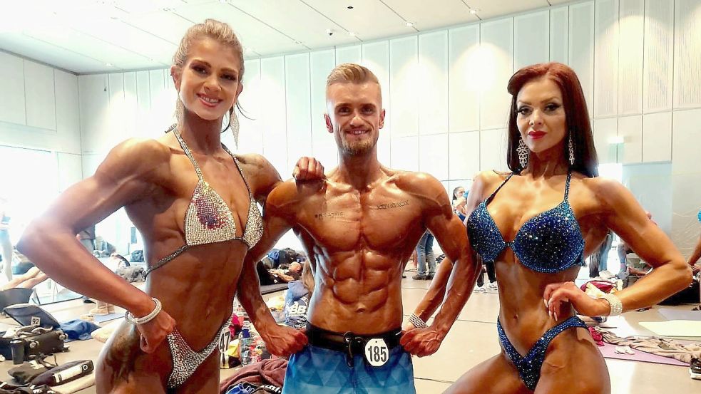 Nadine Frerichs, Pascal Hinderks und Nicole Isabel Holz (von links) posierten bei der Deutschen Meisterschaft für ein ostfriesisches Gruppenbild. Foto: Privat