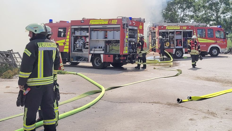 Laut Feuerwehr ist es ein „personalintensiver Einsatz“. Foto: Wolters