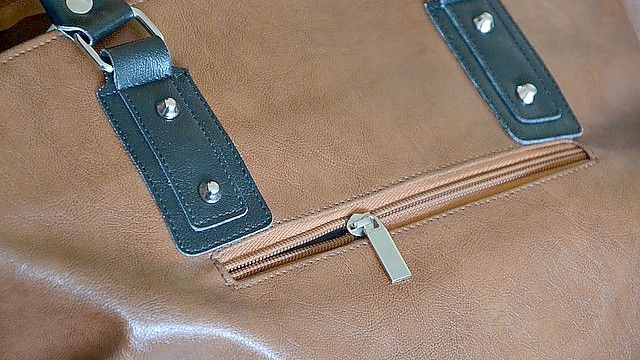 Die Unbekannten erbeuteten Geldbörsen aus Handtaschen. Symbolfoto: Pixabay