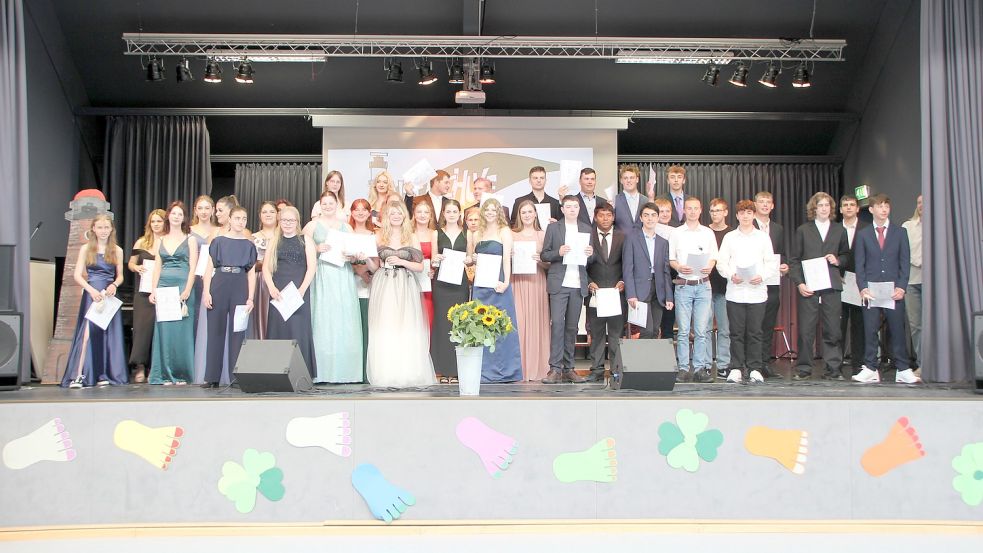 Die Entlassungsfeier bedeutete für diese Schülerinnen und Schüler das Ende ihrer Schulzeit an der Inselschule Borkum. Foto: Ferber