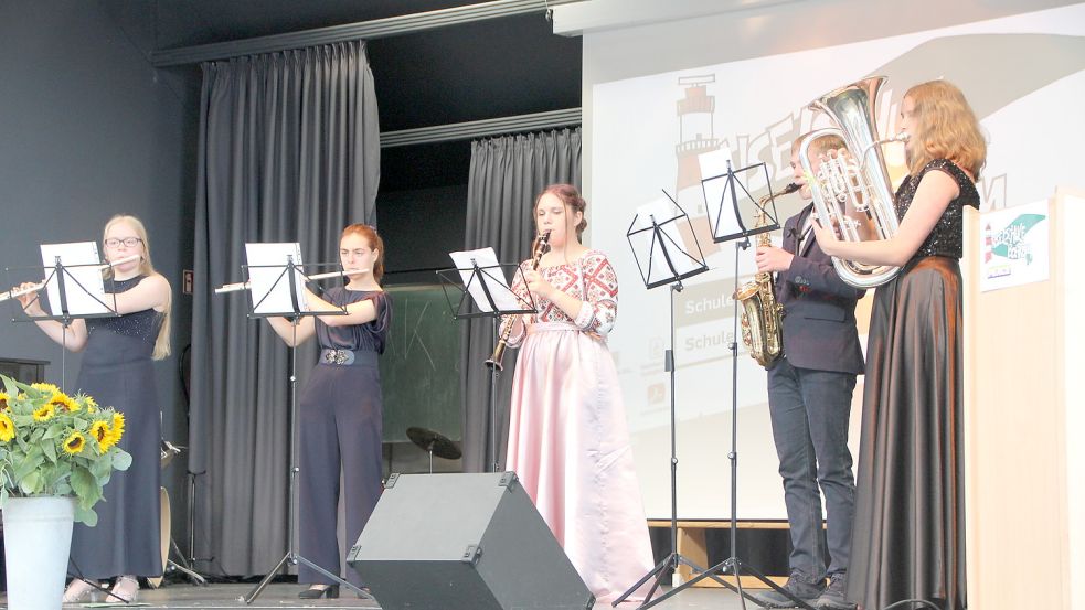 Das Abschluss-Orchester – Pauline Elli Kreußel (von links), Gwendolyn Baituschi, Denisa-Alexandra Ticu, Mirko Leertouwer und Sina Byl – spielte „One moment in time“. Foto: Ferber