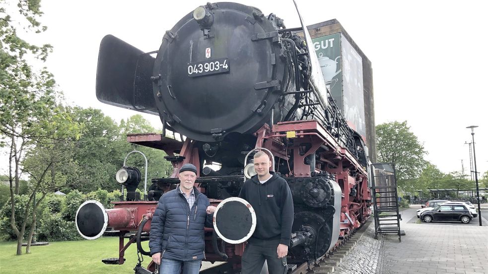 Hans-Heiner Gröning (links) und Reyk Gründig setzen sich für den Erhalt der Denkmallok ein. Fotos: Oltmanns