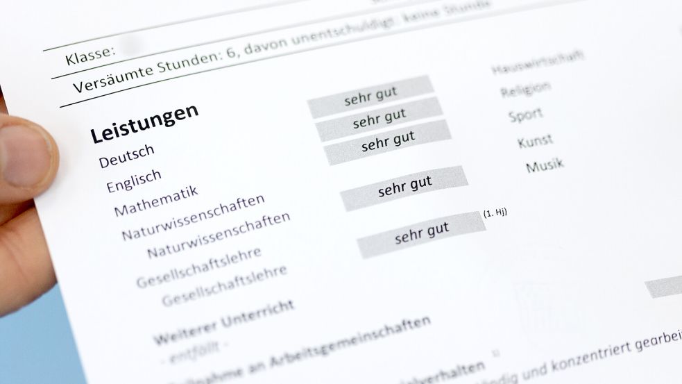 Bald sind Sommerferien, es geht in Urlaub - aber vorher werden noch die Zeugnisse verteilt. Foto: dpa/Friso Gentsch