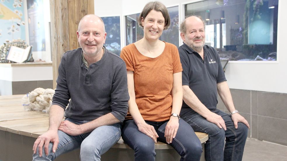 Claudia Thorenmeier (Mitte) wird Nachfolgerin von Ihno Oetjen (rechts) im Nordsee Aquarium. Mit auf dem Bild: Martin Kauf vom Freundeskreis. Foto: Ferber