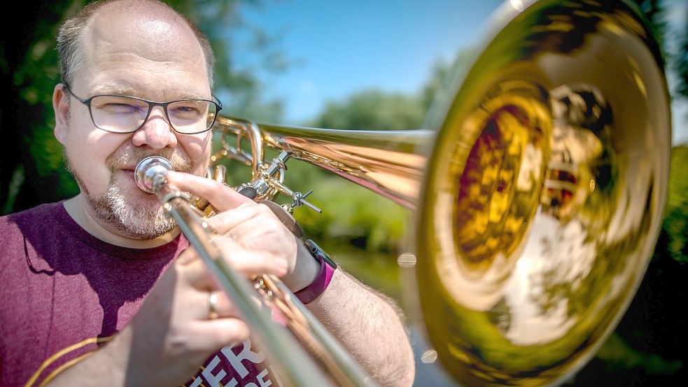 Hayo Bunger setzt beruflich wie privat gern das Mundstück der Posaune an. Er hat das Konzert an diesem Sonnabend vorbereitet. Foto: Ortgies