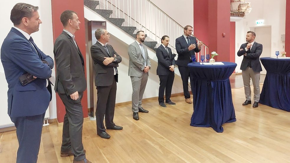 Im Rummel des Emder Rathauses wurde es offiziell: Das Unternehmen Livista Energy Europe will eine Lithium-Raffinerie in Emden bauen. Foto: Hanssen