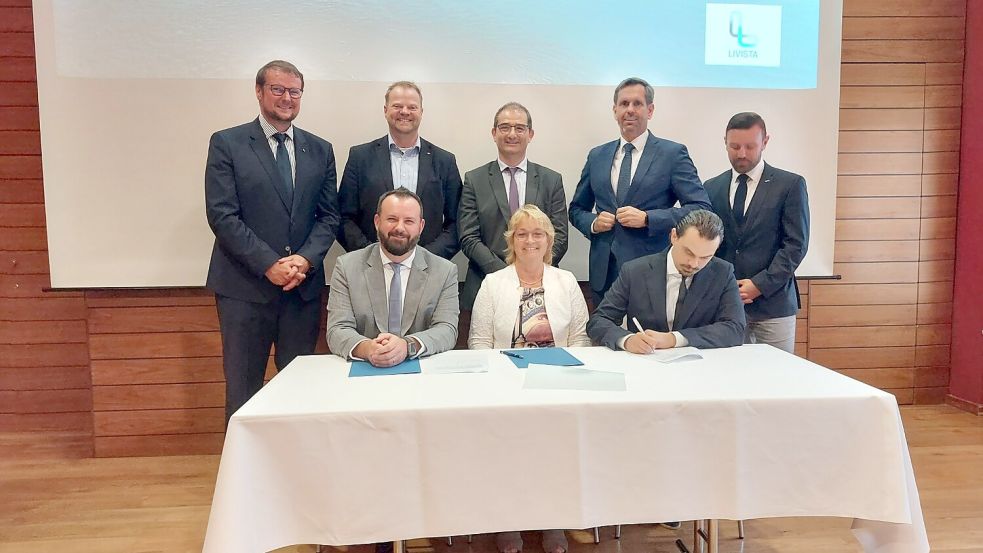 Zunächst wurde eine Absichtserklärung von Livista-Geschäftsführer Daniel Bloor (sitzend, von links), Hanne Hollander von N-Ports und Livista-Gründer Roland Getreide unterzeichnet. Der Vertrag soll im Juli folgen. An der Zeremonie nahmen auch Oberbürgermeister Tim Kruithoff (stehend, von links), SPD-Landtagsabgeordneter Matthias Arends, Livista-COO Jean-Marc Ichbia, Wirtschaftsminister Olaf Lies (SPD) und Wirtschaftsförderer Stefan Klaassen teil. Foto: Hanssen