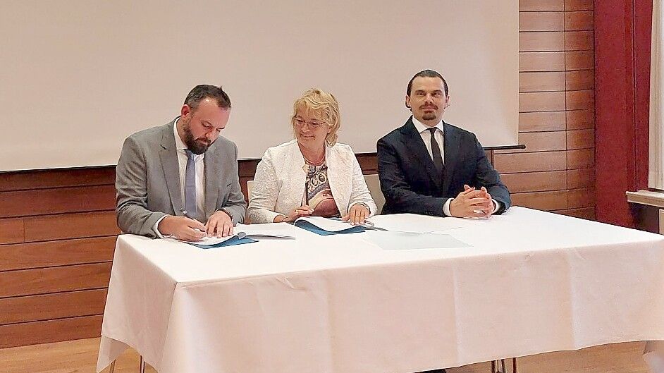 Daniel Bloor (links) unterzeichnet die Absichtserklärung für den Bau einer Lithium-Raffinerie in Emden. Hanne Hollander von N-Ports und Livista-Gründer Roland Getreide sind als nächstes dran. Foto: Hanssen