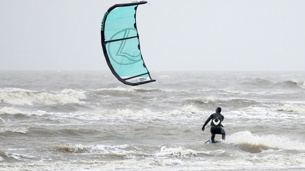 Kitesurfer könnten am Wochenende gute Bedingungen vorfinden. Es wird windig. Foto: DPA/Archiv