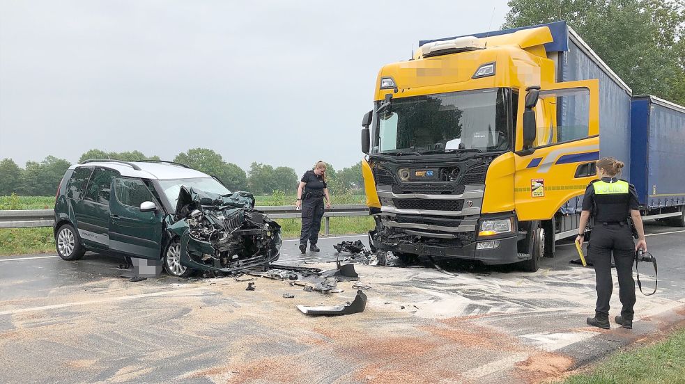 Auf der B 72 waren dieser Laster und dieser Wagen zusammengestoßen. Foto: Weymer