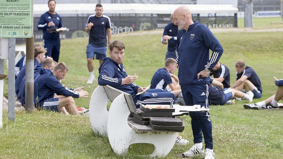 Nach einer Pizza auf dem BSV-Platz ging es für Stefan Emmerling (vorne), Henning Rießelmann (auf der Bank) und die Spieler per Fähre gen Borkum. Foto: Doden