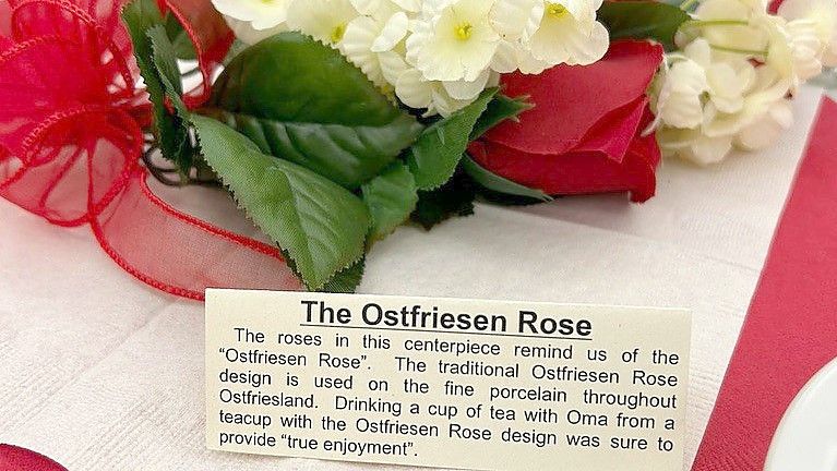 Die ostfriesische Rose war bei dem Dinner in Iowa nur Tischdeko und nicht wie in Ostfriesland Muster auf der Teetasse. Foto: privat