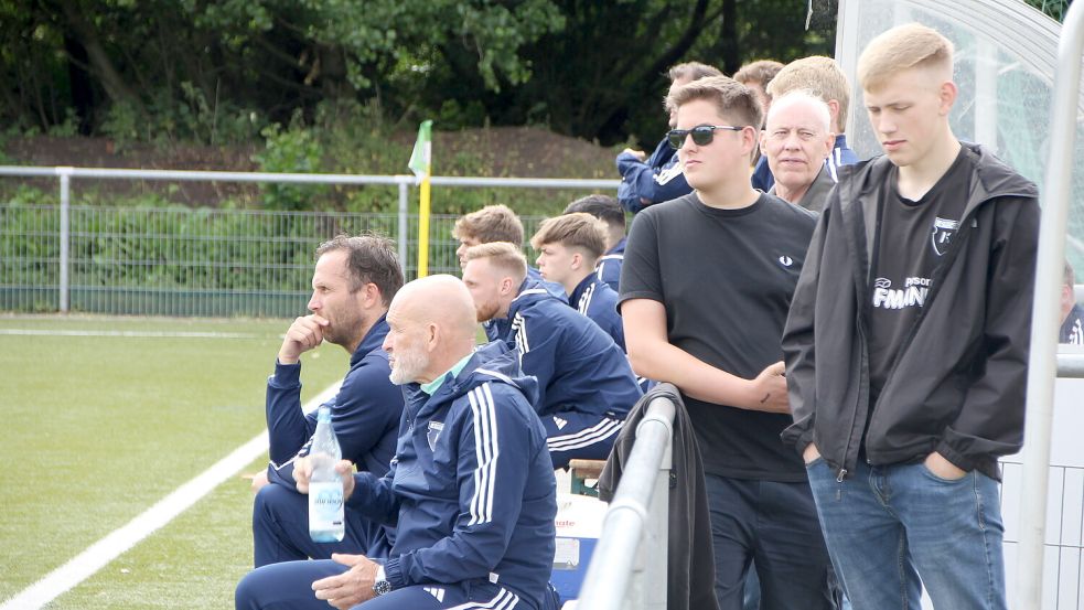 Kickers-Trainer Stefan Emmerling (vorne auf der Bank) und der neue Co-Trainer Markus Unger (daneben) sahen gute Ansätze ihrer Mannschaft.