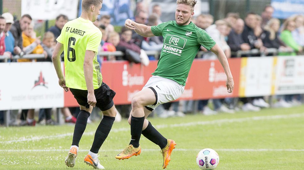 Nils Boekholder (links) und Lasse Härtel sind zwei schnelle Außenspieler in ihren Mannschaften. Am Sonntag hatte Larrelts Boekholder mehr gefährliche Momente und wurde zum Matchwinner. Foto: Doden/Emden