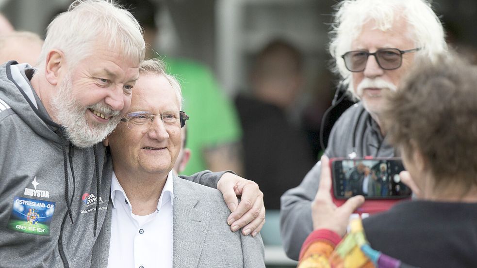 Der ehemalige NFV-Präsident Günter Distelrath (rechts) folgte der Einladung von Manfred Bloem. Foto: Doden/Emden